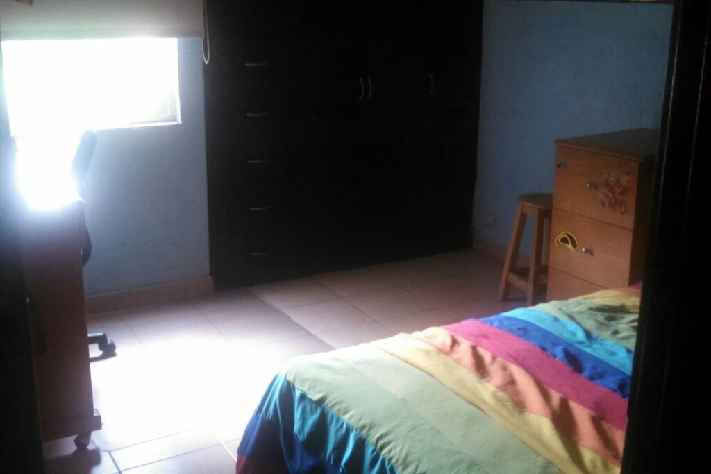 habitación cama individual con escritorio