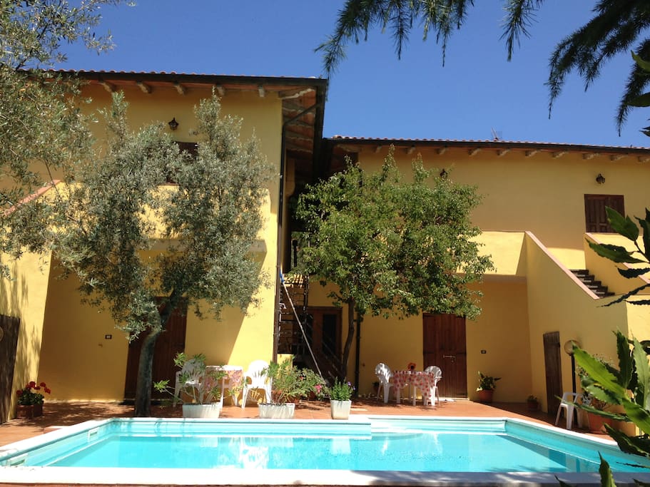 Facciata e piscina