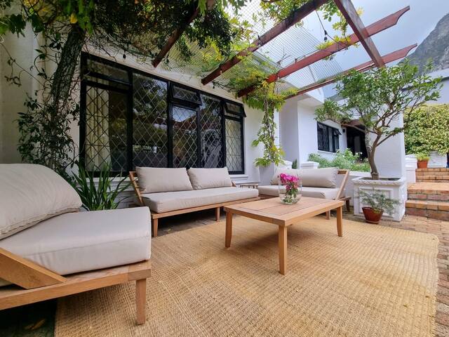 Kirstenbosch Retreat with Pool & Braai Area