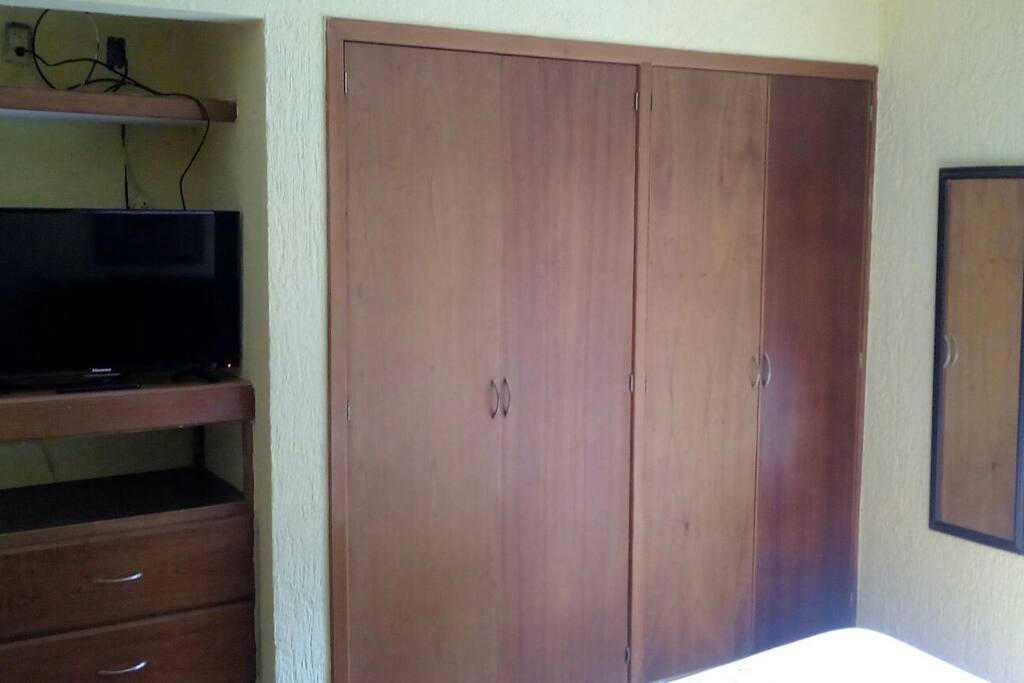 closet, cajonera y smartv de 32"