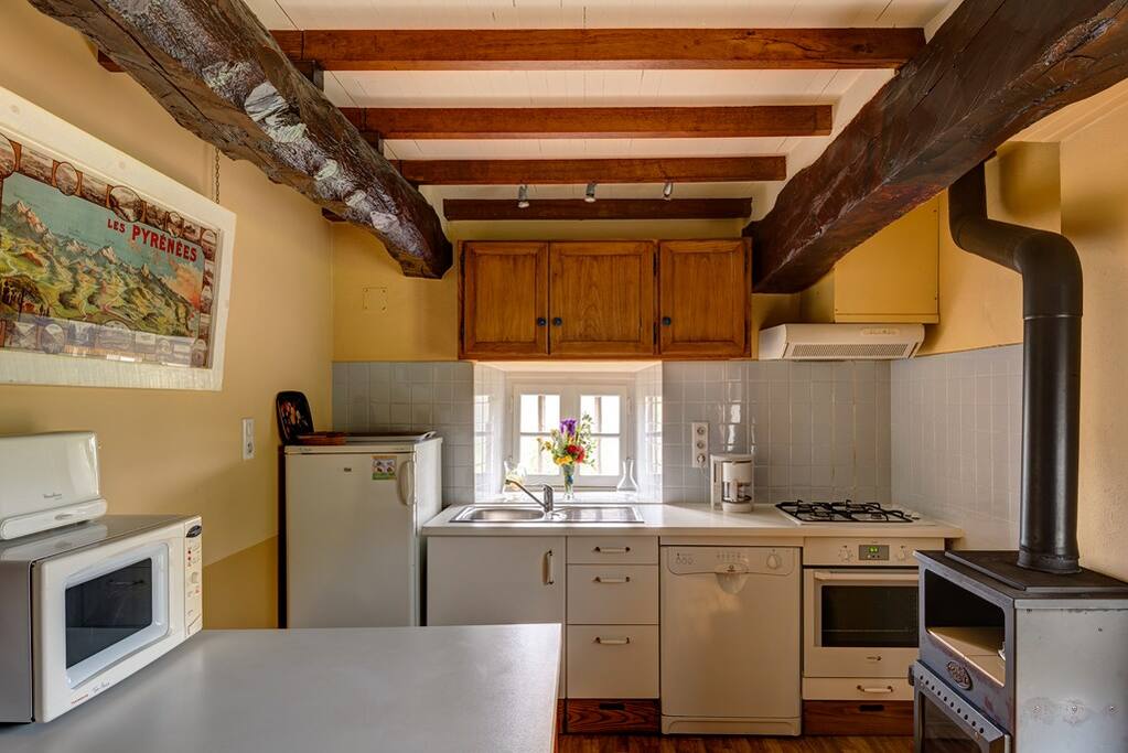 la cuisine ouverte sur la salle à manger
