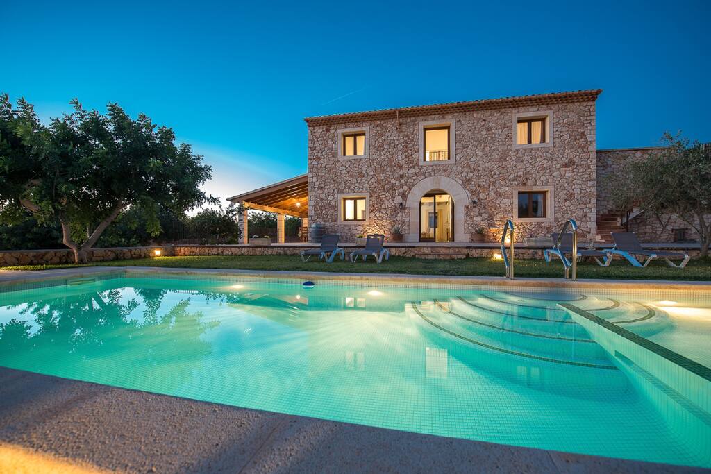 Fachada atardecer/ Sunset front view