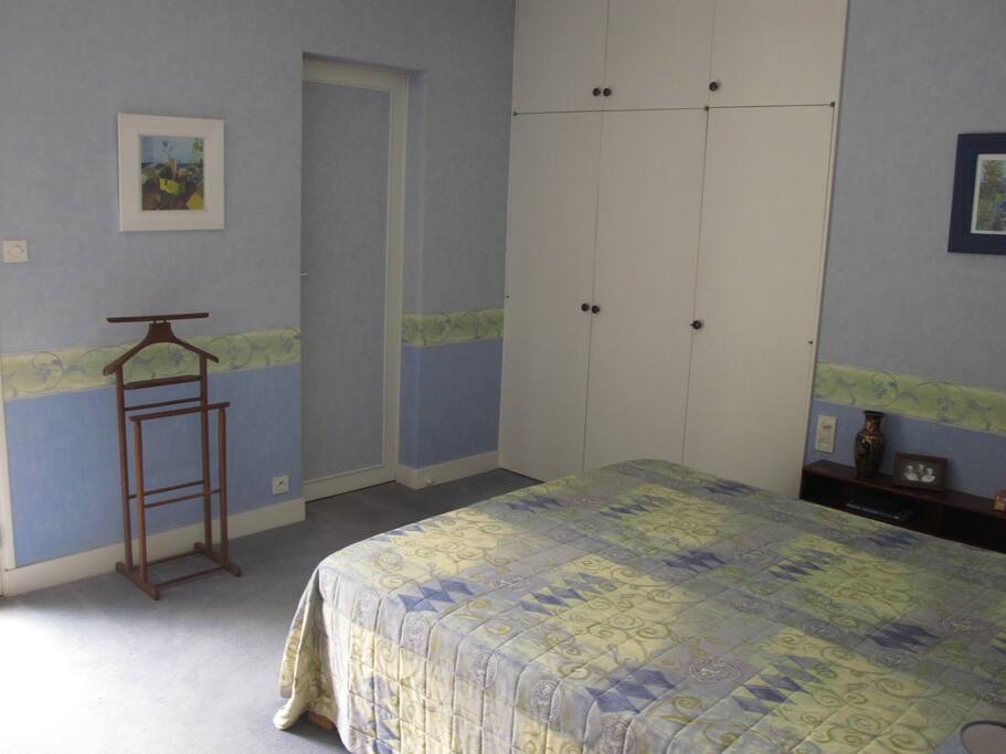 Le placard et la porte donnant sur la salle de bain