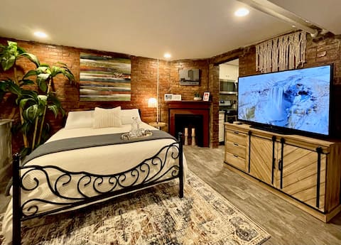 Beautiful Center Square Garden-Level Unit