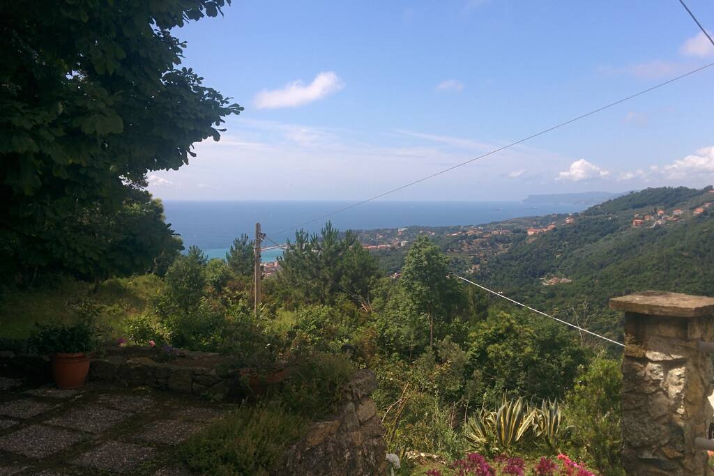 La vista dal cortile verso il mare