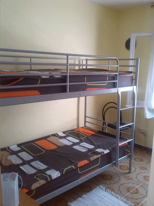 Habitación para hasta 3 huéspedes con decoración de frescura y una ventana.