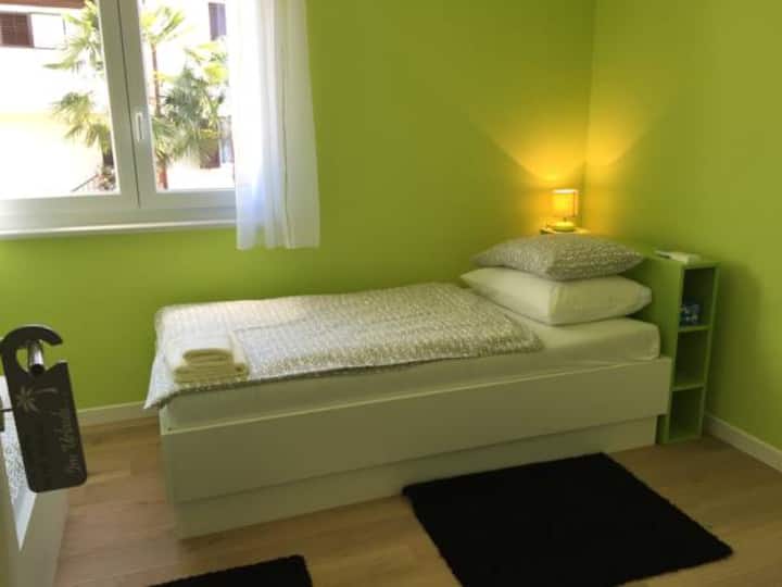 Საბავშვო ოთახი 2 საწოლით, კონდიციონერით, კოღოს ბადით ფანჯარაზე