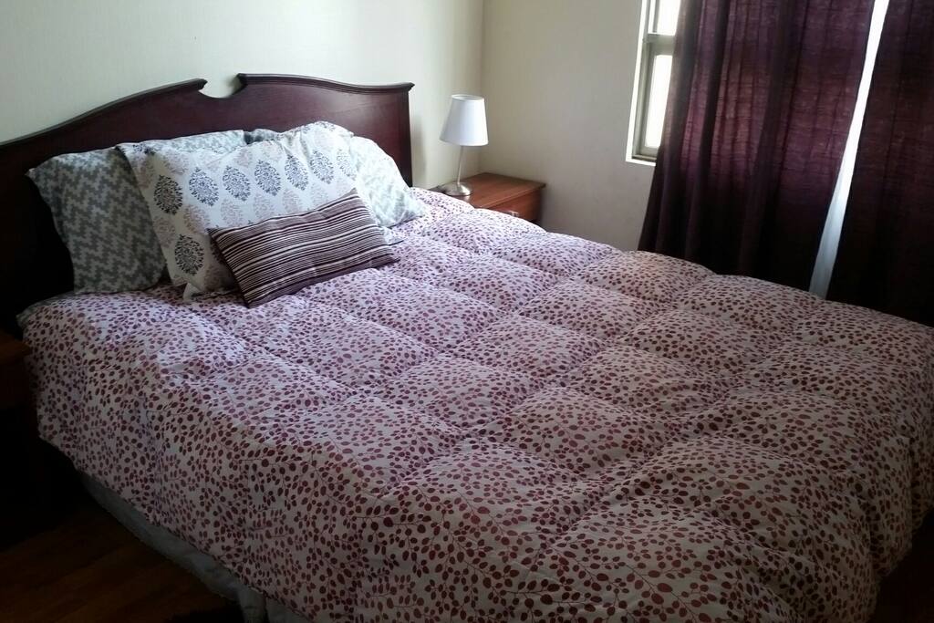 Cuarto principal con cama de 2 plazas y tv