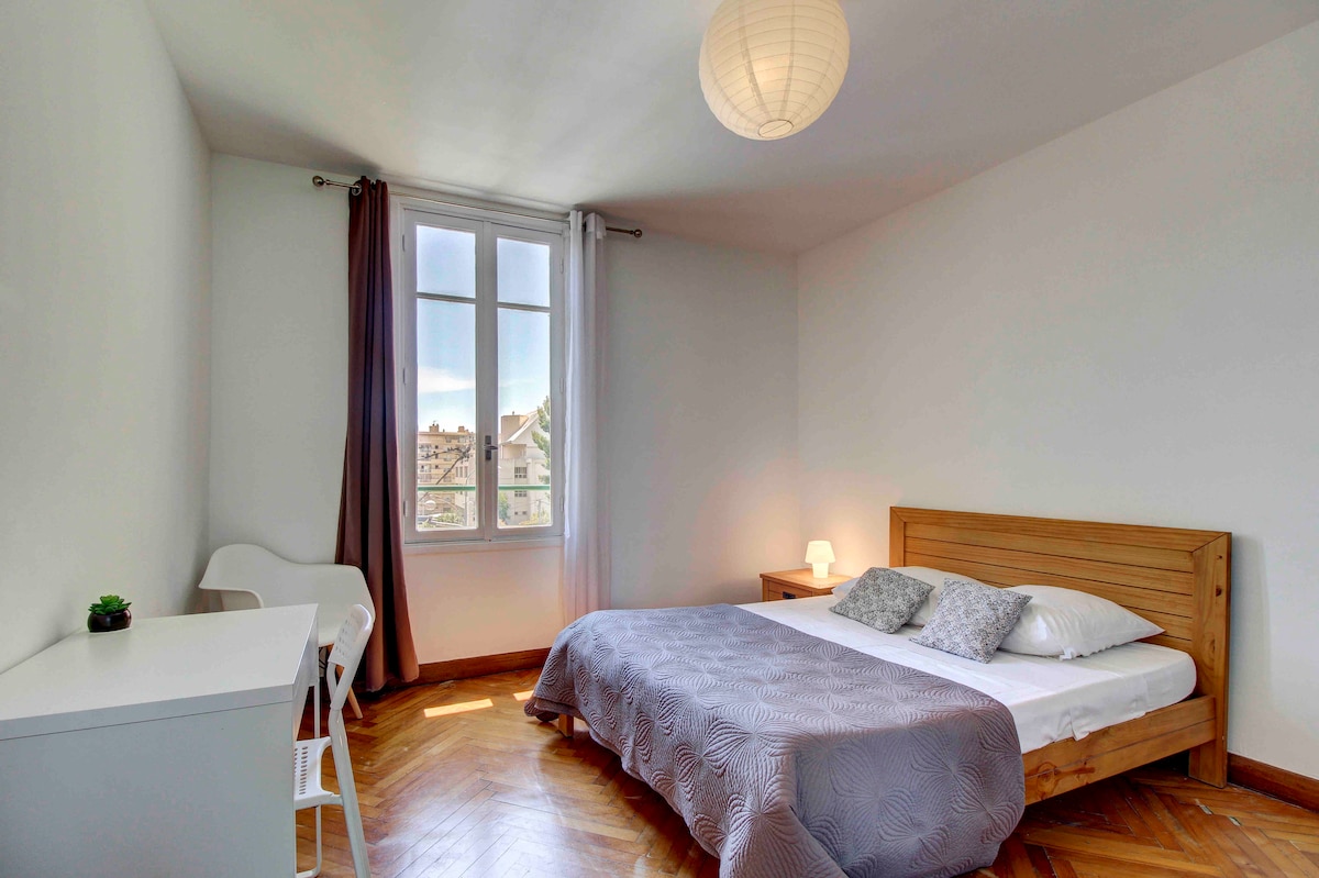 Habitación 2 de 13,5 m2
Cama dos plazas (tamaño dormir 140 x 200)
Doble armario y escritorio