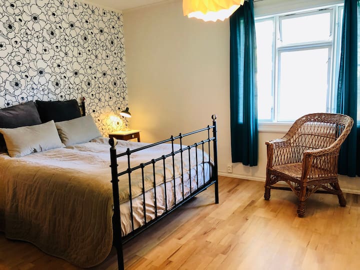 Chambre. Le lit est de 200x150cm avec matelas confortables. La fenêtre fait face au jardin, un endroit très calme.