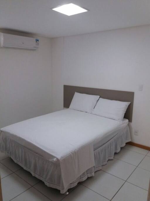 Suíte - cama casal + armário amplo.