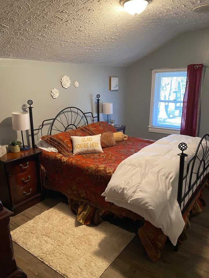 Spálňa s manželskou posteľou Queen s vlastnou kúpeľňou. Izba č.10