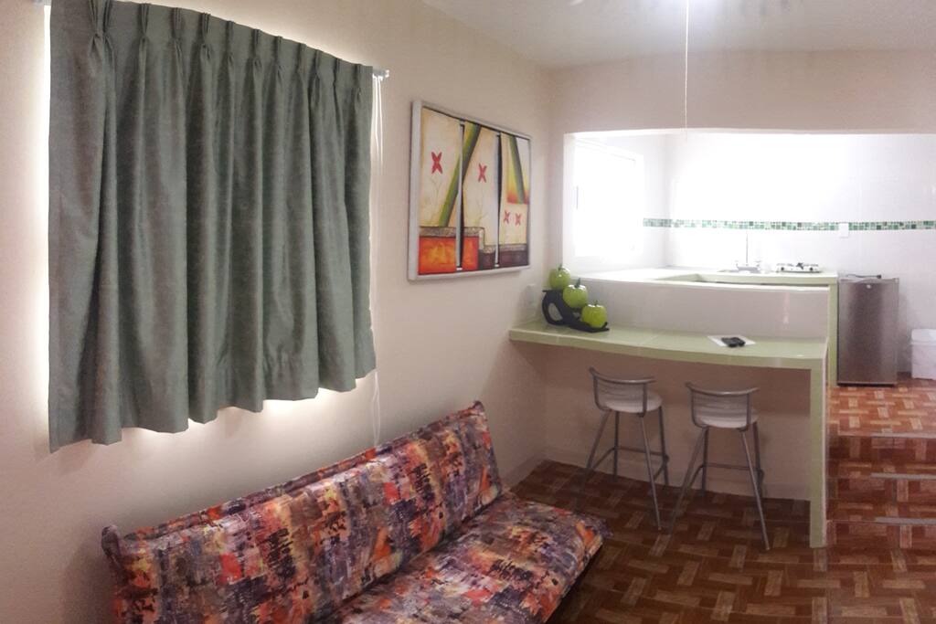 sofá cama y cocineta