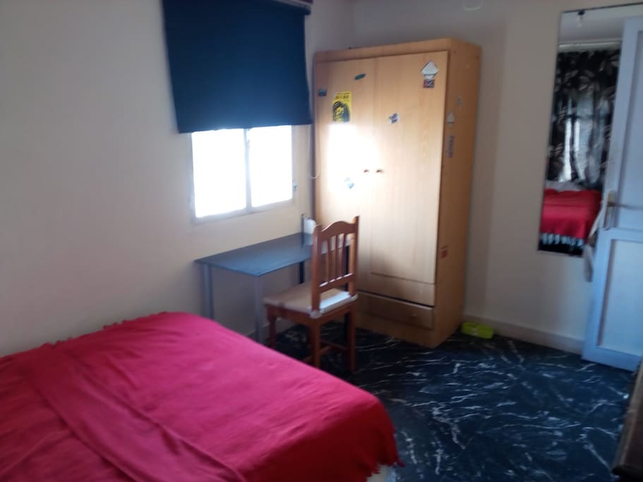 Habitación, escritorio y armario