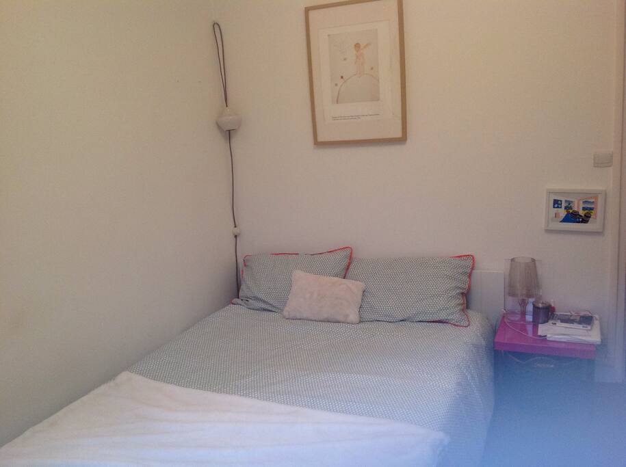 Une chambre confortable au style scandinave