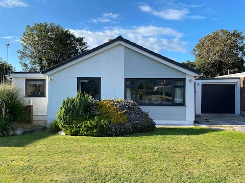 Coastal Village Bungalow, Cemaes Anglesey-Sleeps 6