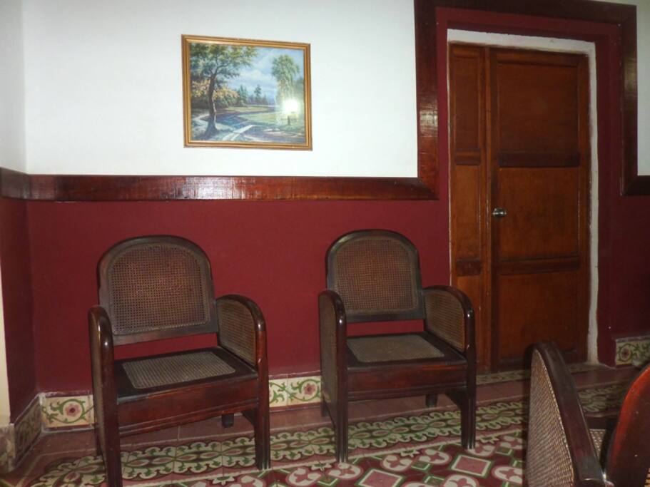 Los muebles son antiguos con más de 80 años y se puede leer y hacer otras actividades de ocio.