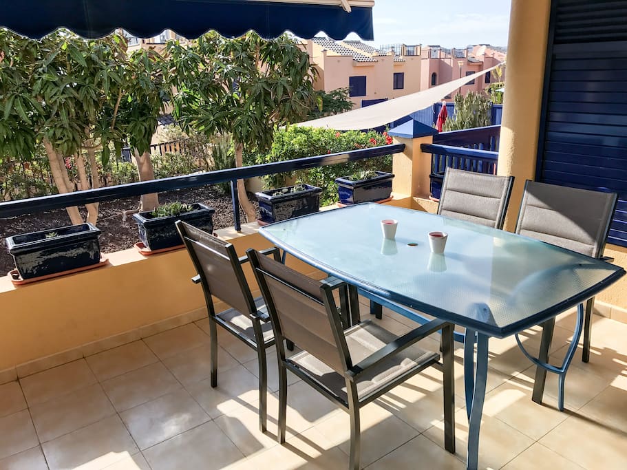 Amplia y agradable terraza al jardín privado.