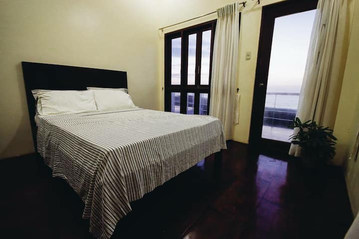 Втората спална соба со клима уред има прозорци од подот до таванот и посебна врата од терасата. Исто така, има двоен кревет и кревет под него.