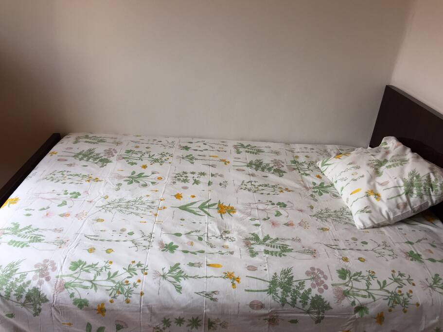 Habitación con cama de 1,05 con un toque clásico moderno.