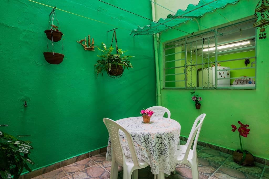 Terraza interior donde recibe el Coctel de bienvenida, excelente para compartir con sus amigos y otros huéspedes si así lo desea.