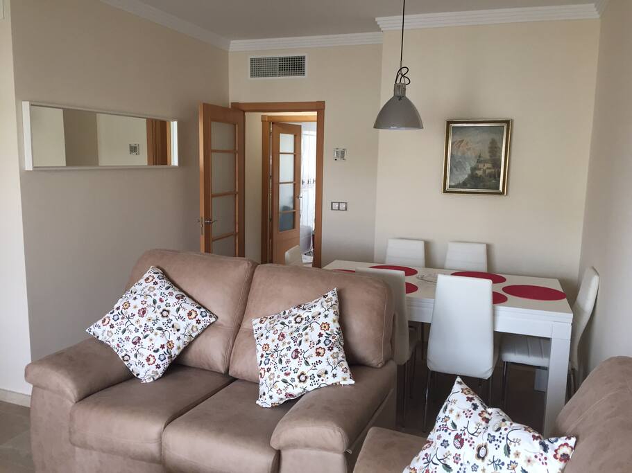 Wohnzimmer und Esstisch für bis 6 Personen