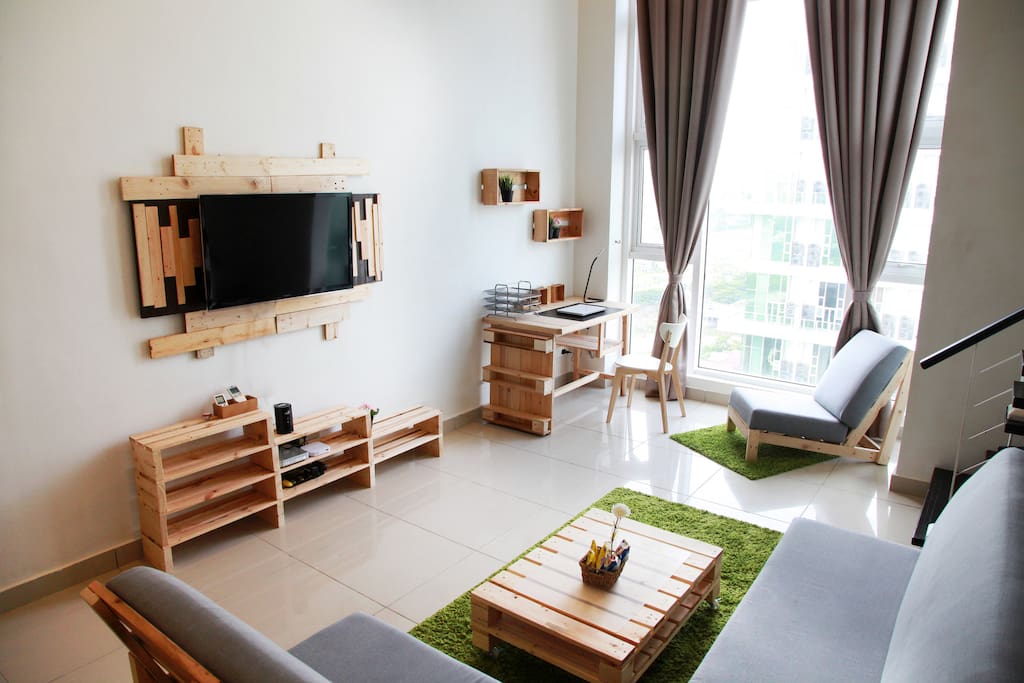 Well designed, spacious unit located along the vibrant Old Klang Road in Kuala Lumpur is ideal for both leisure and work stays