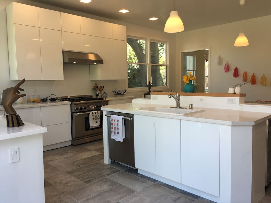 Huge kitchen: 2 ovens, 2 sinks, all Thermador appliances
