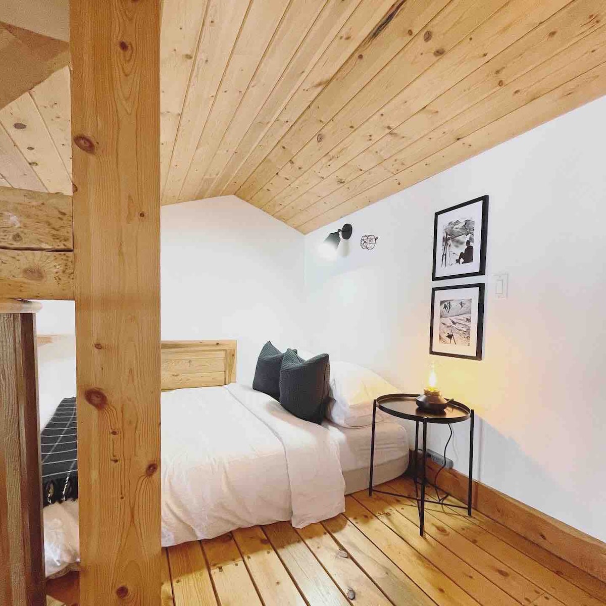 ห้องนอนสไตล์ลอฟท์แบบเปิดโล่งมีเตียงควีนไซส์เมมโมรี่โฟมที่เก็บตู้เสื้อผ้าพร้อมห้องเล่นเกม + วิวป่า 