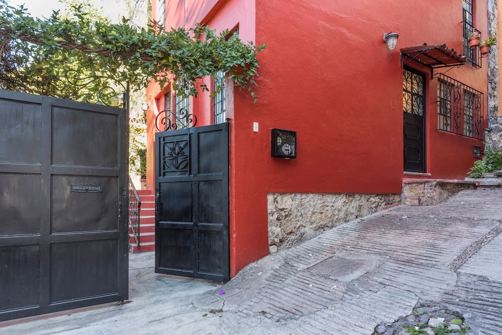 Entrance on the callejon. No traffic