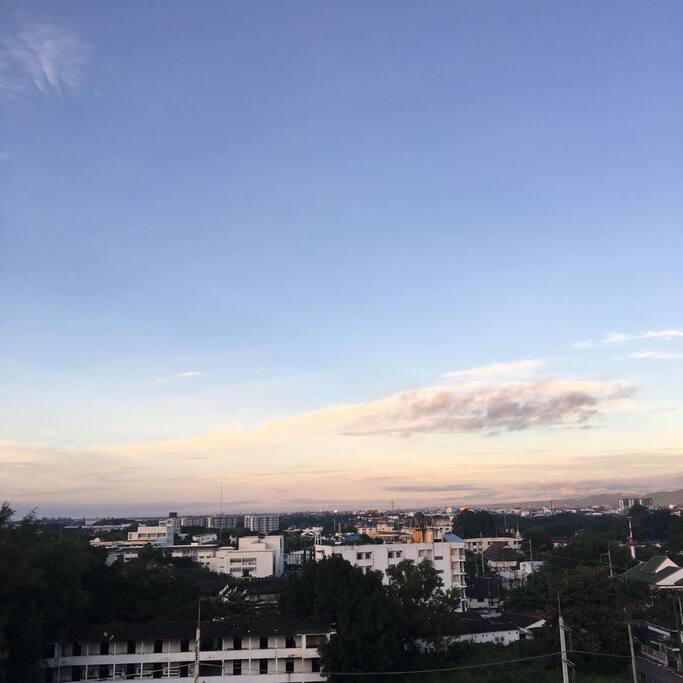 透过窗户拍的远景