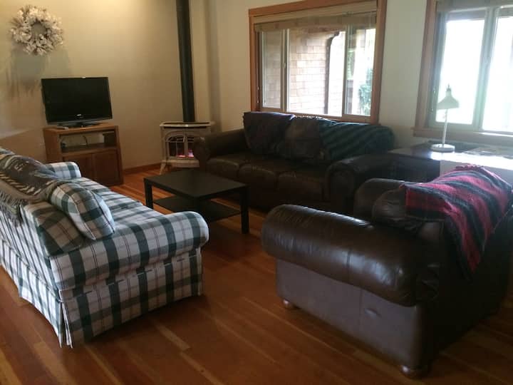 เตาผิง/เตาแก๊สทีวีและเฟอร์นิเจอร์หนังในพื้นที่นั่งเล่นส่วนกลาง