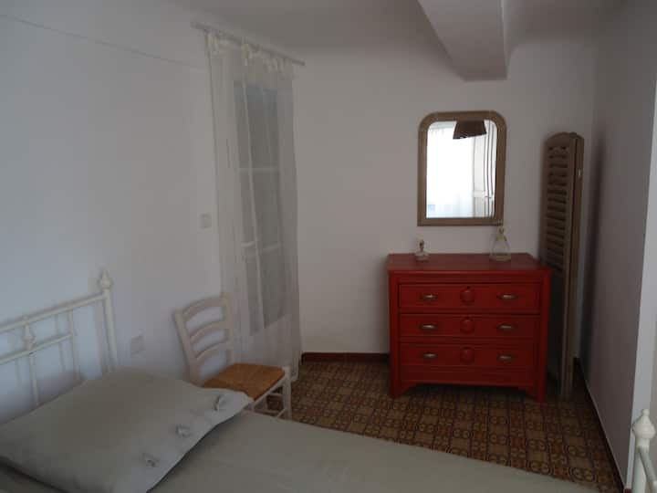 غرفة نومها الثانية المطلة على المنطقة المشتركة