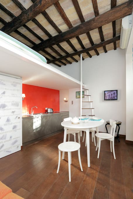 General view of the kitchen and dining table