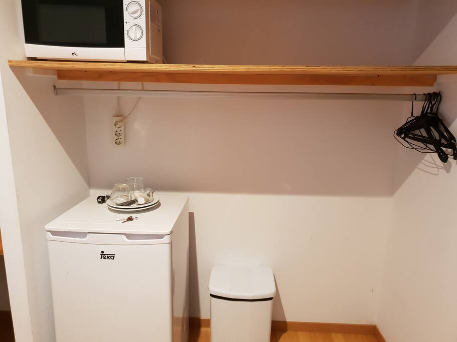 Micro-ondas, frigobar, talheres,.cabides para roupa e lixeira.