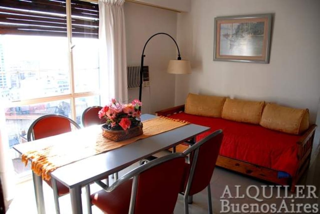 Living-comedor con diván cama con 2 camas individuales