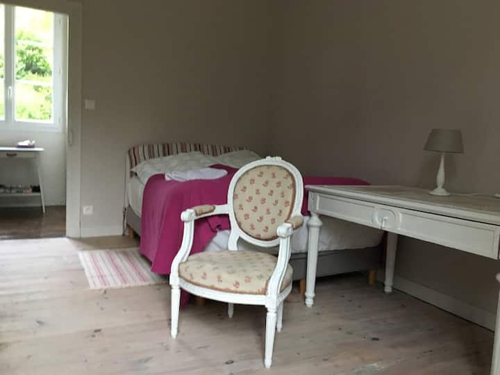 Საძინებელი NR2  1-ლი სართული. (ორი საწოლით)