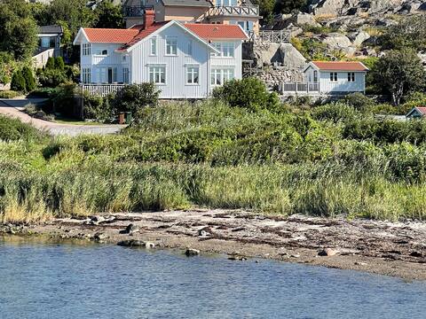 Wonderful archipelago house right by the sea