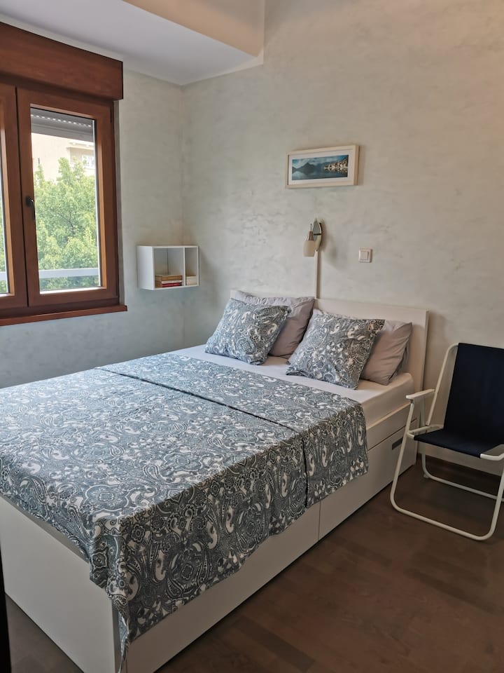 Одделна спална соба со просторен гардеробер