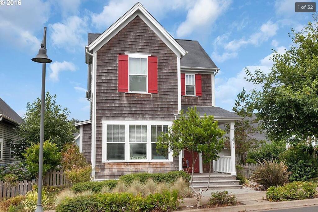 Gorgeous beach cottage at Olivia Beach in Nelscott Lincoln City on the Oregon Coast. Short walk to the beach. Exclusive amenities including private hot tub and community swimming pool.