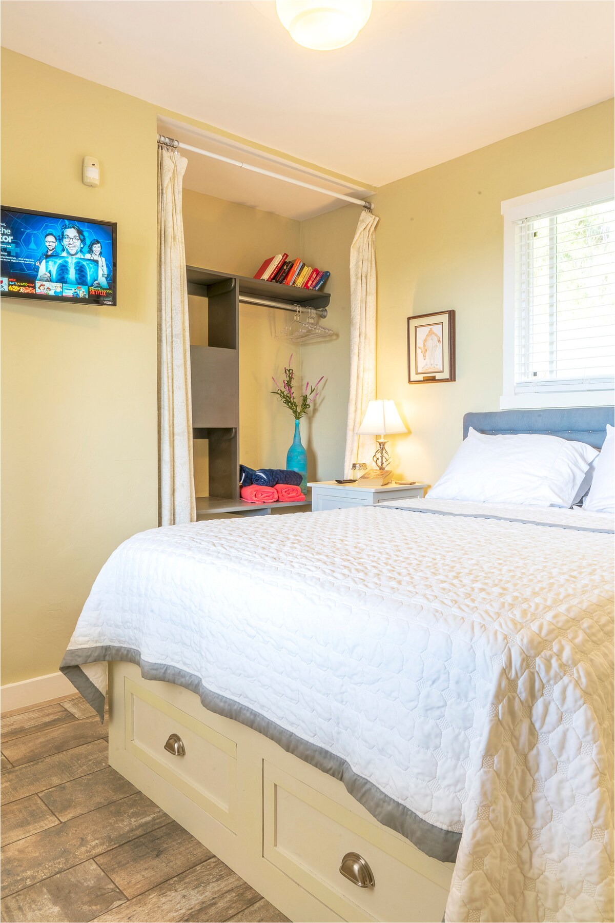 سرير كابتن مصنوع خصيصًا مع مرتبة صلبة ومفرش من الإسفنج المرن، وتلفزيون ذكي وإطلالات على المحيط من السرير - أحلامًا سعيدة!