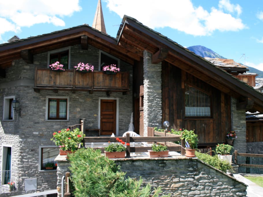 Una casa tipica in pietra a vista e legno