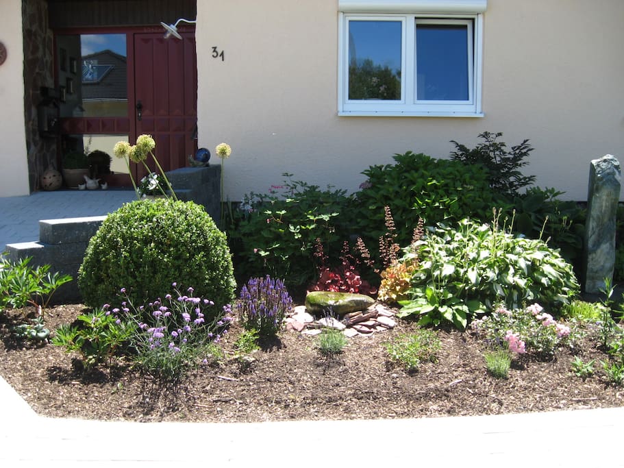 Der schöne Garten vor dem Haus