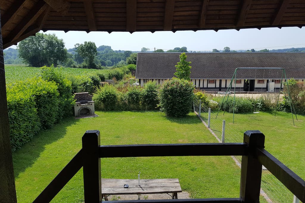 Vue sur l'espace dÃ©tente clos (barbecue, balanÃ§oire, table de jardin)