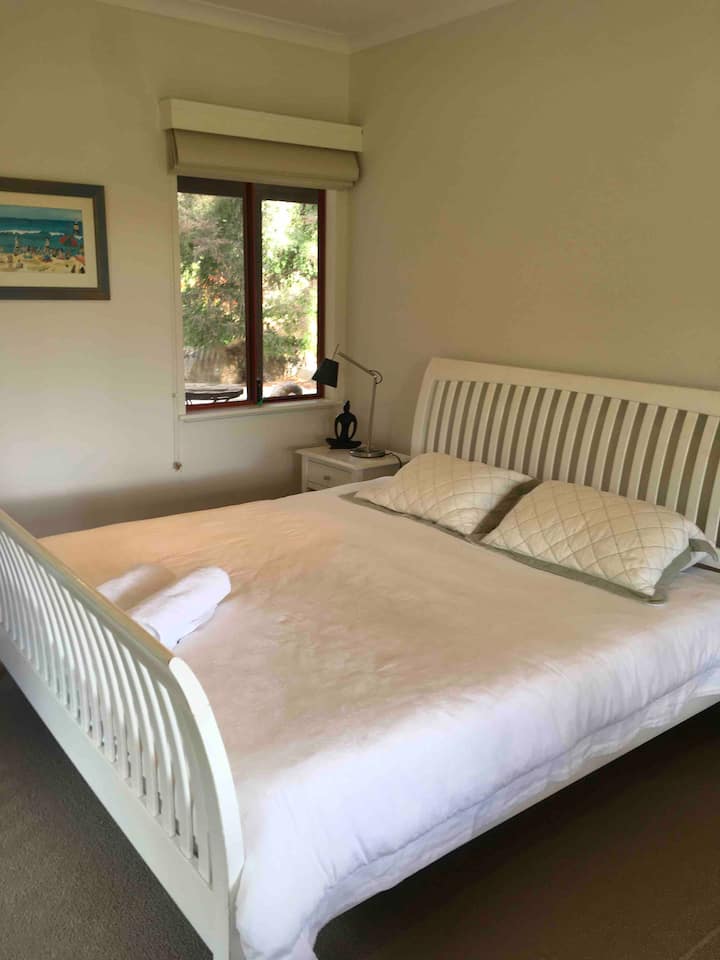 חדר שינה קינג עם חדר רחצה צמוד 