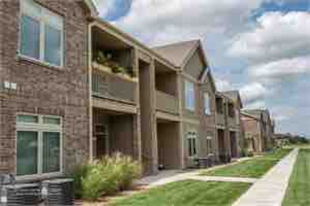 Top Hutchinson location, Modern, Clean 1 bdrm apt Apartments for Rent