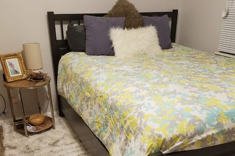 Charming & Private Windsor Park Bedroom