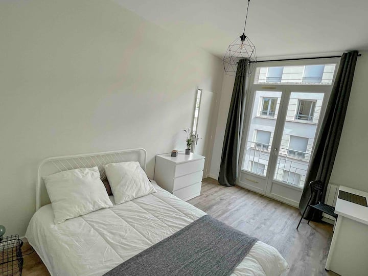 Hermosa luz y pequeño exterior para esta cálida habitación por su suelo.