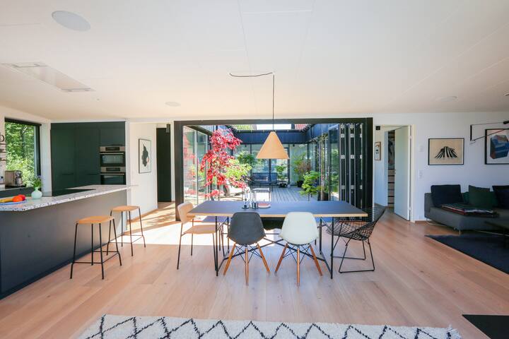 Moderne arkitekt-tegnet atrium hus gallery image 2