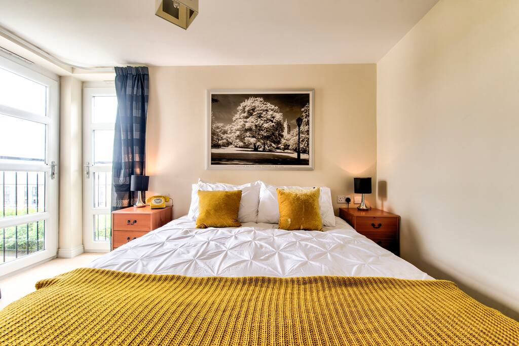Main bedroom, kingsize bed and en-suite